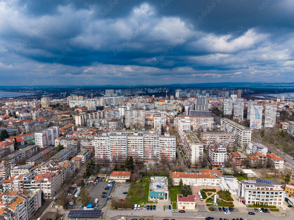 Naklejka premium View of a city with tall buildings and dark clouds over the skyline in the middle of the day during late winter or early spring