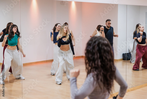 Schilderij op canvas Diverse group of people practicing urban dance choreography in studio