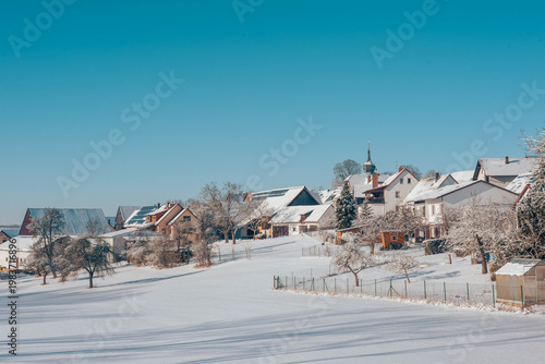 Verschneite Dorfidylle von Ottowind bei Meeder, winterliche Ortsansicht im Landkreis Coburg