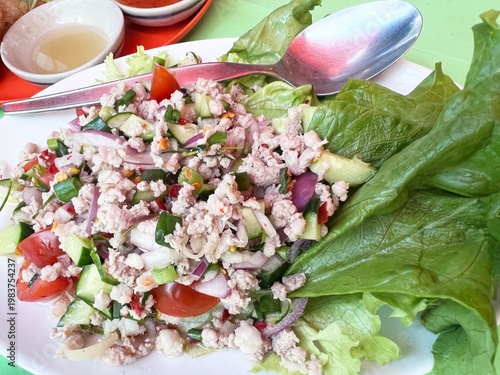 美味しそうなタイ料理のラープガイ