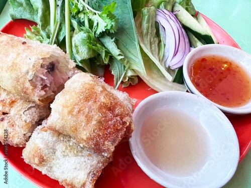 美味しそうなタイ料理の揚げ春巻きと生野菜