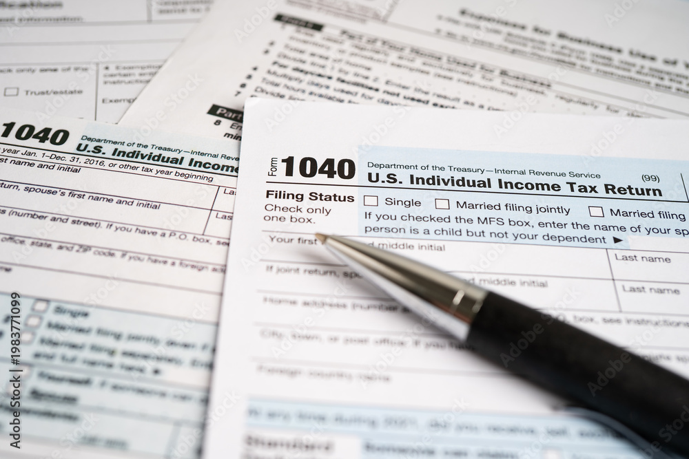 Obraz premium Tax Return form 1040 with pencil, U.S. Individual Income.