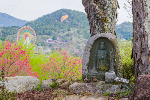 恵那峡の里「芝桜花桃公園」の野の花観音（恵那峡の里・岐阜県恵那市）