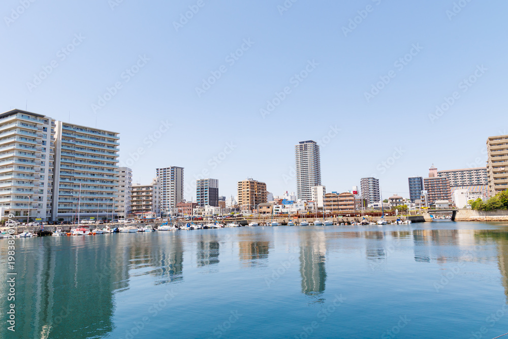 Fototapeta premium 兵庫県明石市の港と町並み(ロゴ、看板修正済み)