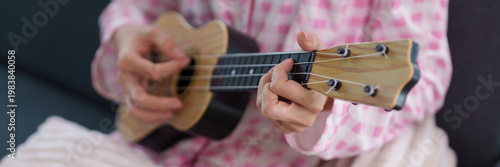 Canvastavla Person hands playing ukulele music practice home leisure activity developing ski