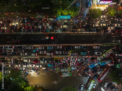 Fotografi Severe nighttime gridlock and flooding along a major Hanoi roadway, with vehicles packed tightly and water pooling after an intense downpour