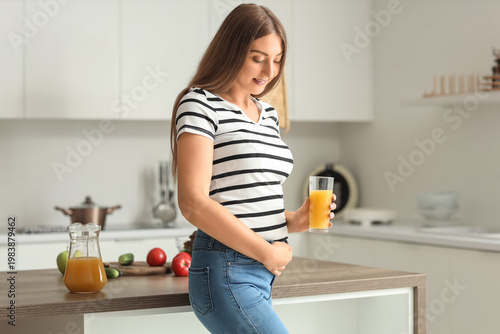 Young pregnant woman with g...