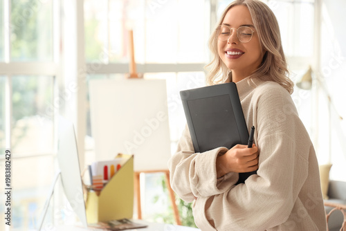 Female interior designer wi...