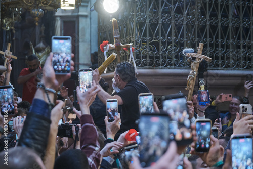 Tableau sur toile Holy Fire ceremony crowd with crosses and pilgrims inside Church of the Holy Sep
