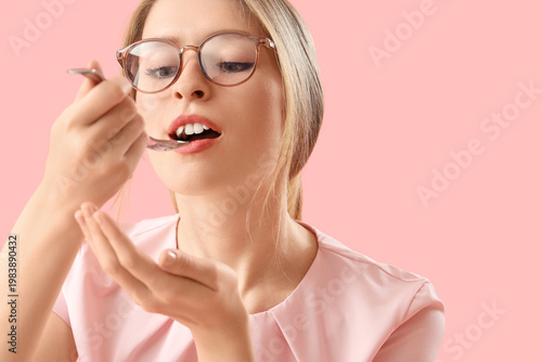 Young woman with spoon on p...