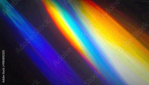Abstrakte Lichtbrechung mit lebendigen Regenbogenfarben und diagonalen Prismenstrahlen auf einem dunklen Hintergrund für kreative Designs.