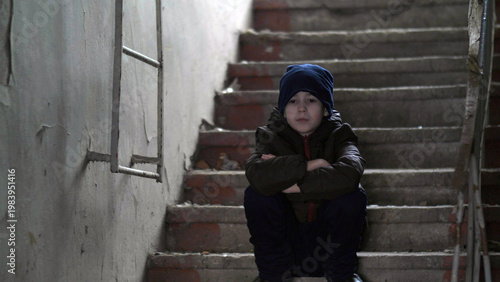 Foto hooligan boy sits alone in an old ramshackle building, demolition house, have fu