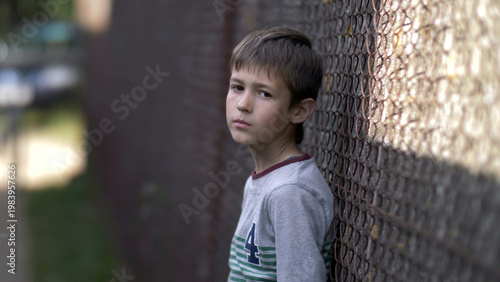 Fotografia lonely boy looks into the camera with pain on face, regret for action, have fun