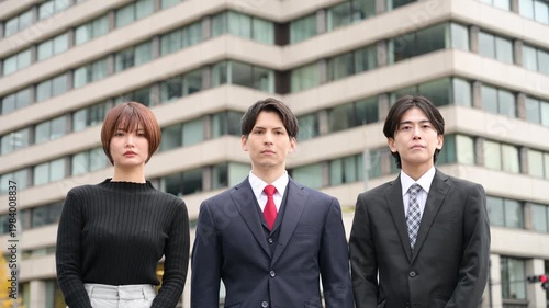 並んでカメラ目線で見つめる日本人男女