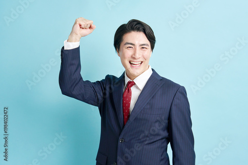 Foto ガッツポーズで喜ぶビジネスマン