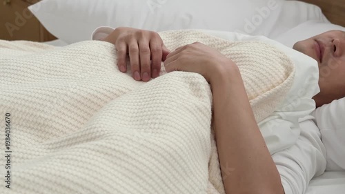 寝苦しさで眠れない日本人男性