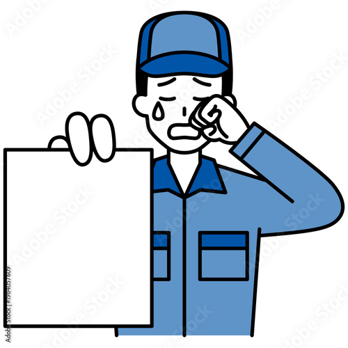 書類を見せて泣くつなぎ作業服の男性