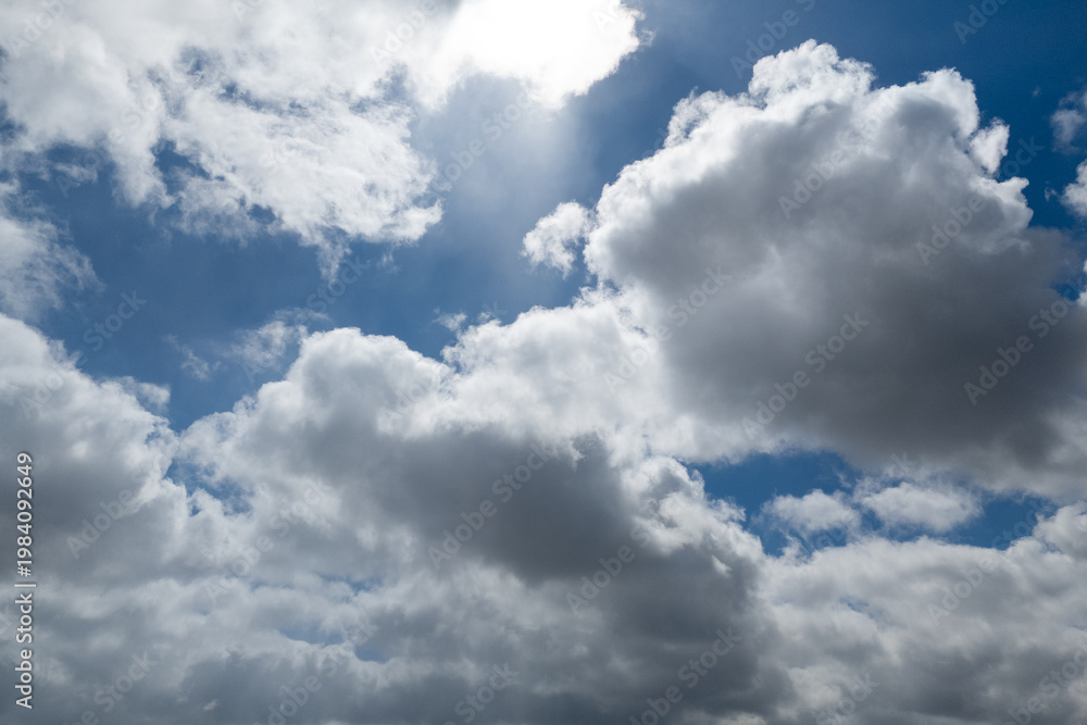 Obraz premium Dramatic white clouds on a deep blue sky background