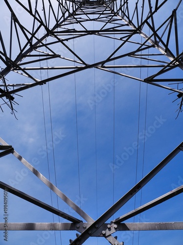 青空に鉄塔と電線