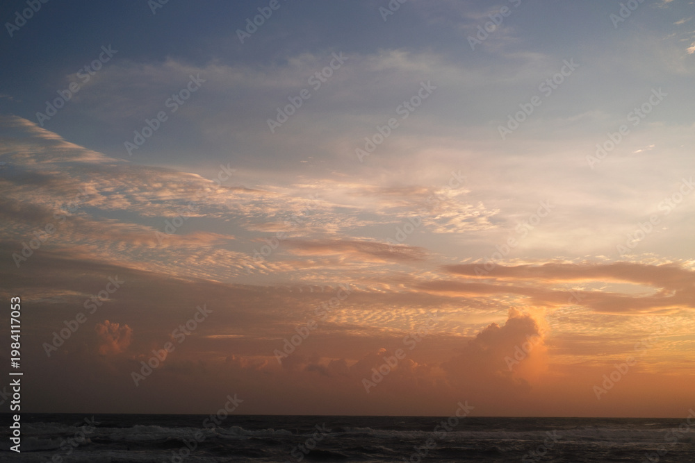 Obraz premium Dramatic tropical sunset sky over ocean at Batu Bolong Beach, Canggu