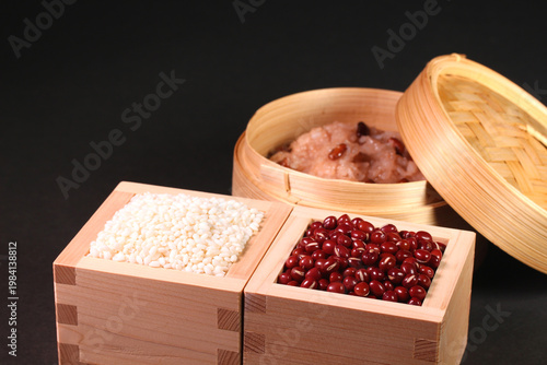 蒸篭に入ったお赤飯と、枡に盛られた小豆ともち米