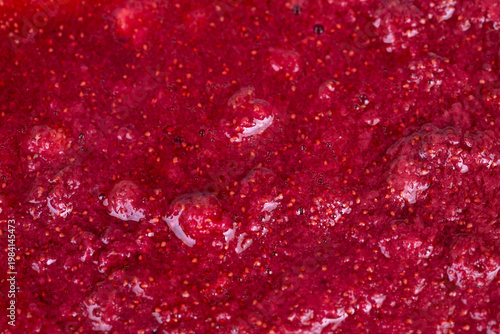 Foto Seasonal strawberries in rustic syrup