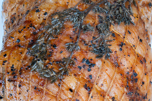 Foto Juicy pork fillet covered in spicy caramelized crust beautifully detailed