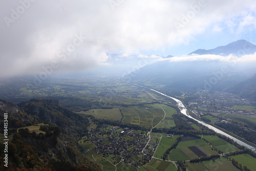 Fotografía Misty clouds hover over rolling green hills