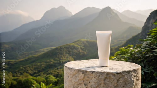 Mockup produk kecantikan alami di lingkungan pegunungan yang rimbun
