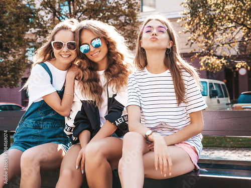 Obraz na płótnie Portrait of three young beautiful smiling hipster in trendy summer clothes