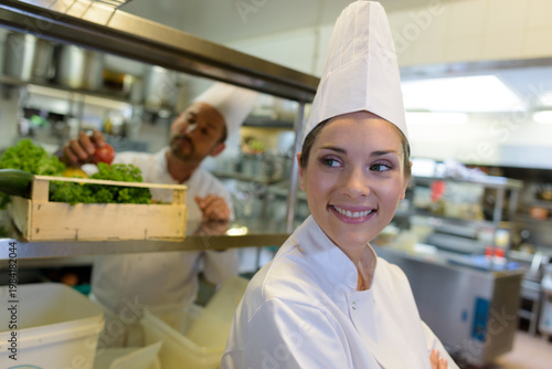 Εκτύπωση καμβά she is preparing the meal