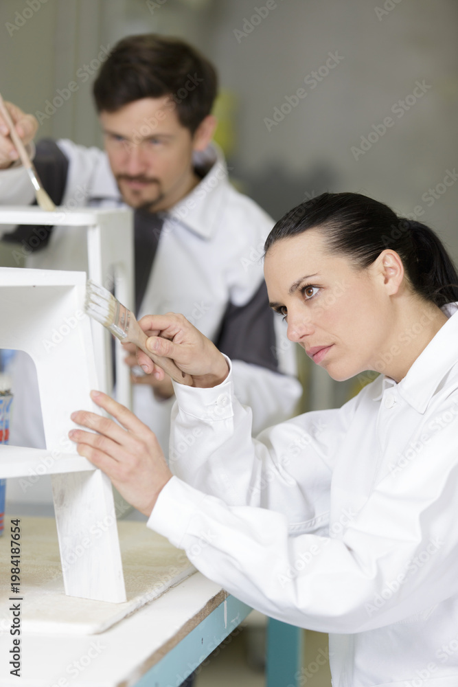 Obraz premium team of workers painting a chair
