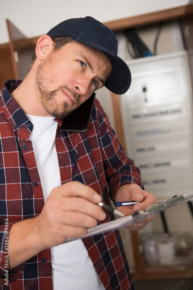 Obraz premium worker with clipboard making call