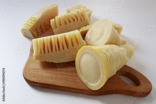 カットした茹でタケノコ