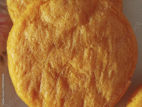 Foto Primer plano detalle de galletas artesanales doradas con textura crujiente y rel