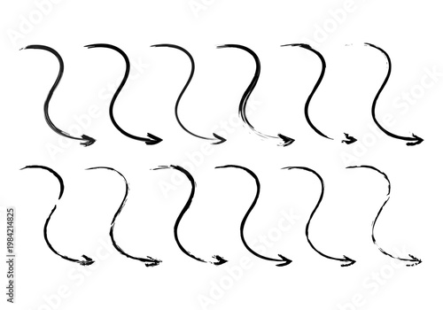 Conjunto de flechas curvas negras con trazo de pincel irregular 