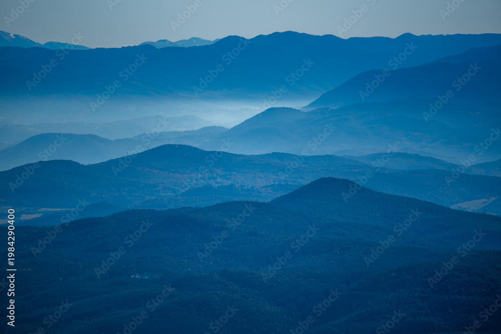 Fototapeta premium Wide mountain valley panorama with countryside