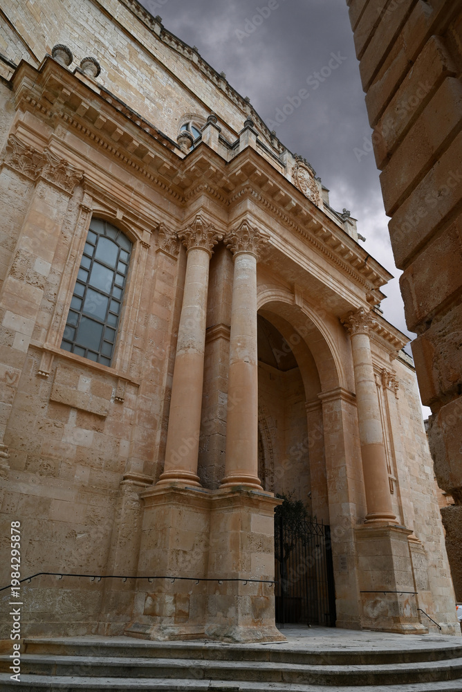 Obraz premium Entrée de la cathédrale Sainte-Marie de Minorque de la ville de Ciutadella avec un ciel nuageux