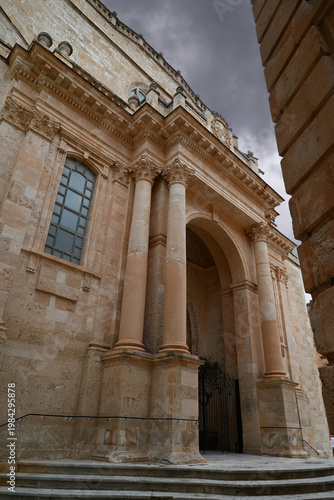 Entrée de la cathédrale Sainte-Marie de Minorque de la ville de Ciutadella avec un ciel nuageux