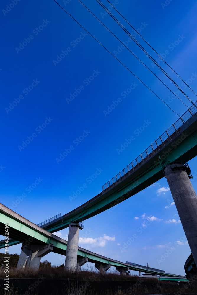 Fototapeta premium 青空と仙台北部道路と三陸自動車道が接続する利府JCT 