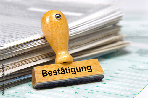 Schilderij op canvas In einem Büro lehnt ein Holzstempel an einem Stapel Papiere mit der Aufschrift: