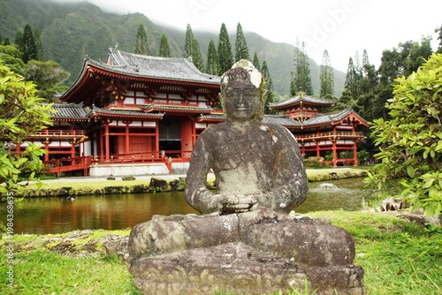 Foto kamienny budda przed świątynią na O'ahu
