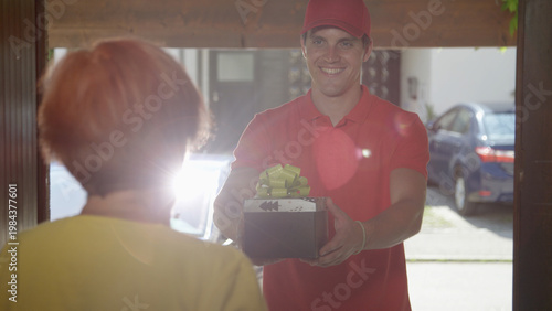 Obraz na płótnie CLOSE UP: Polite neighbor gives a gift to the senior citizen living next door