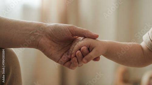 Manos de madre e hijo entrelazadas en primer plano, fondo desenfocado, luz suave, estilo minimalista