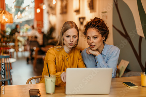 Photos Professionals collaborating on laptop during business meeting