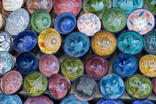 Geschäft mit Töpfereierzeugnissen in der Medina, Souk, Altstadt, Marrakesch, Marokko < english> Pottery shop in the Medina, Souk, old town, Marrakech, Morocco