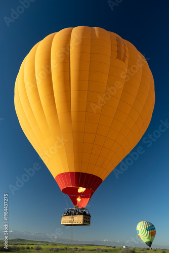 Heißluftballon bei der Landung, bei Marrakesch, Marokko < english> Hot air balloon landing near Marrakech, Morocco