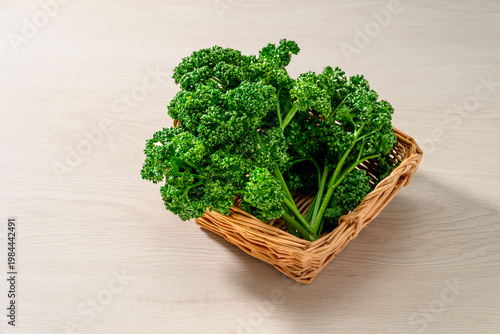 かごに盛られた新鮮なパセリ