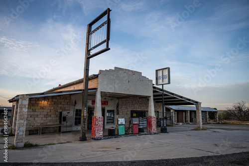 Foto run down gas station rural Texas