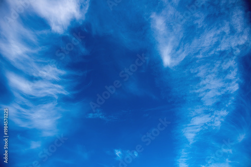 Foto Dynamic Blue Sky With Flowing Cloud Patterns Abstract View